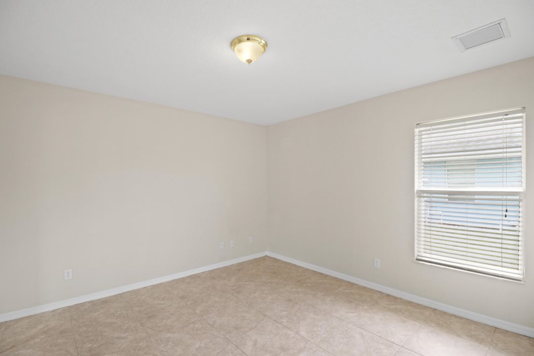 合同活跃: $2,800 (4 贝兹, 3 浴室, 2439 平方英尺)