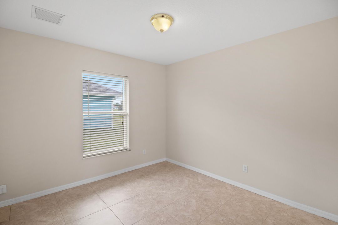 合同活跃: $2,800 (4 贝兹, 3 浴室, 2439 平方英尺)