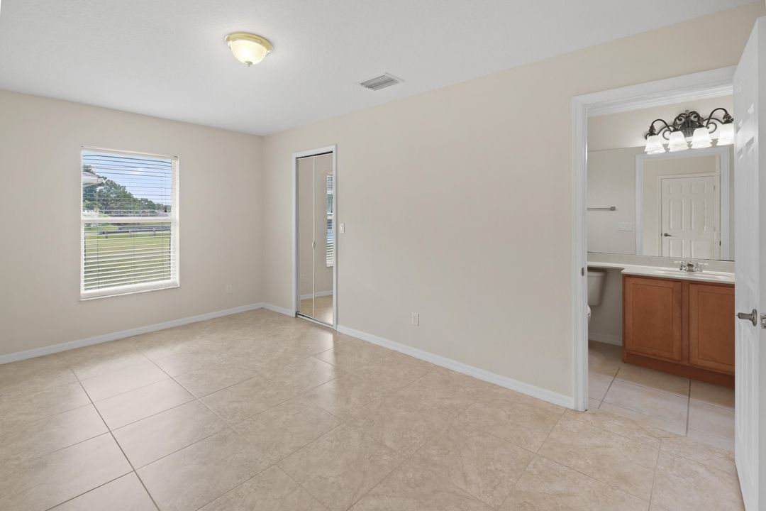 合同活跃: $2,800 (4 贝兹, 3 浴室, 2439 平方英尺)