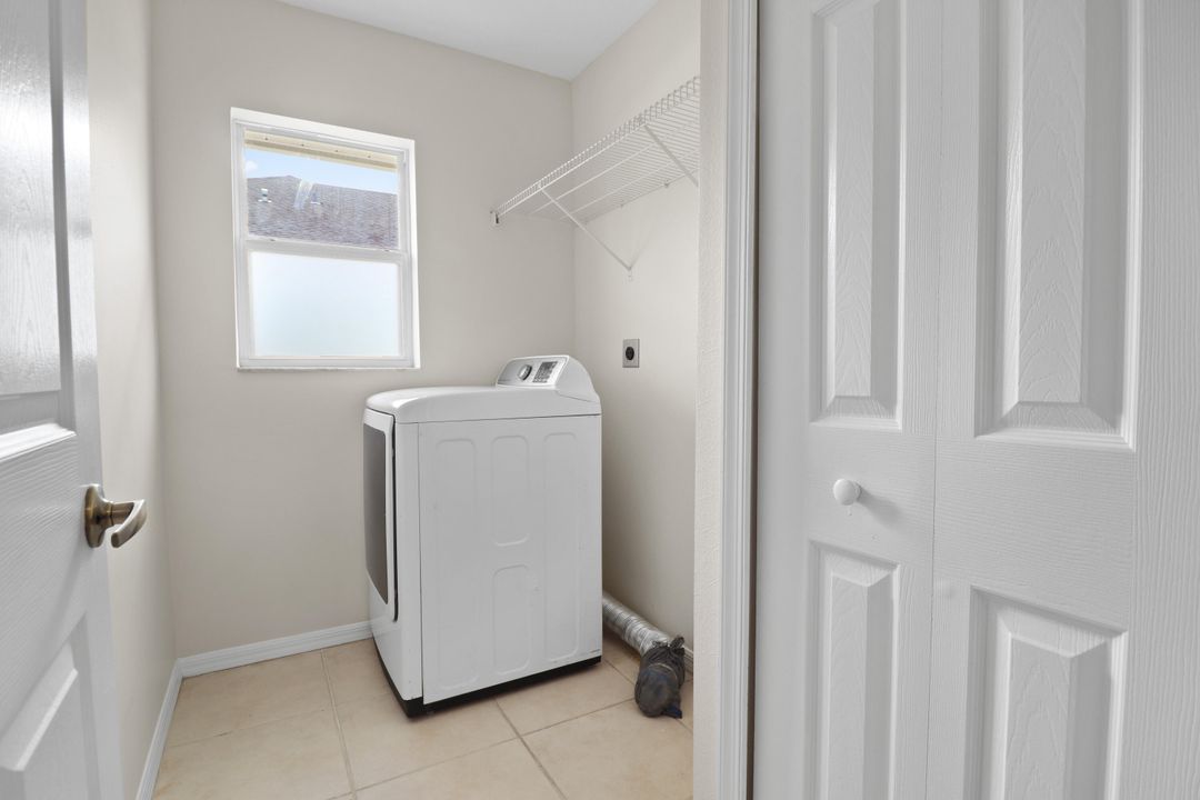 合同活跃: $2,800 (4 贝兹, 3 浴室, 2439 平方英尺)