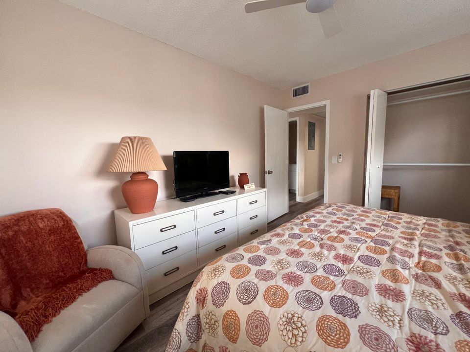 Active With Contract: $3,000 (2 beds, 1 baths, 840 Square Feet)