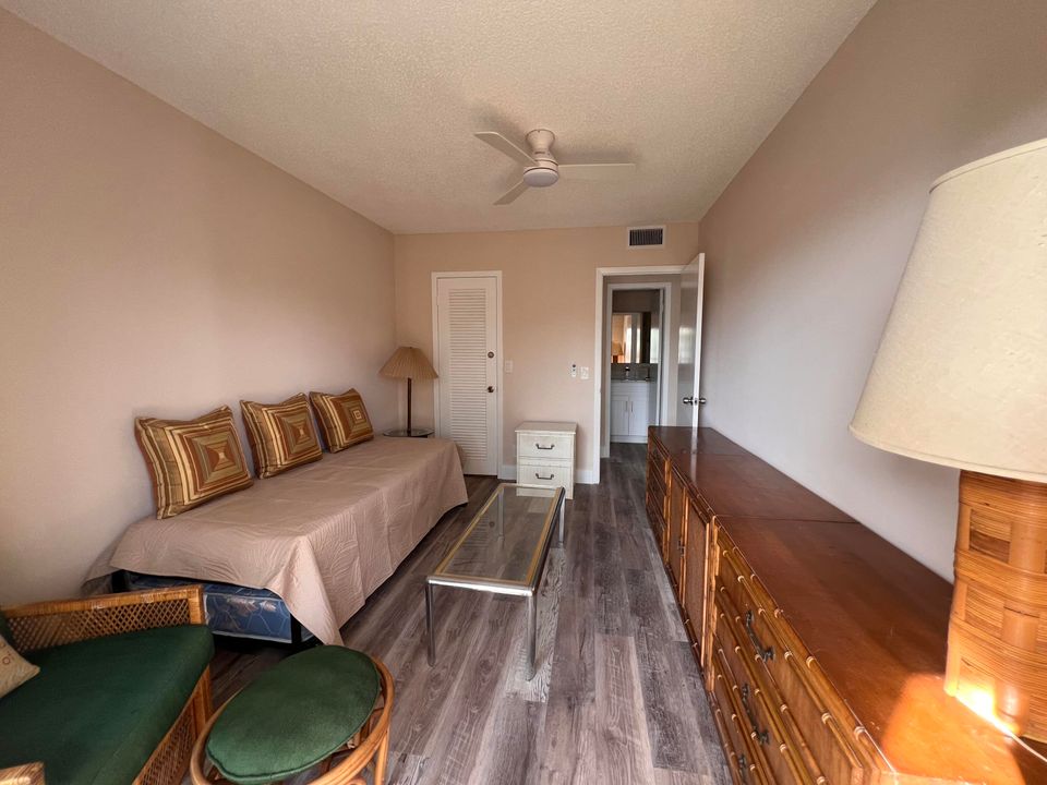 Active With Contract: $3,000 (2 beds, 1 baths, 840 Square Feet)