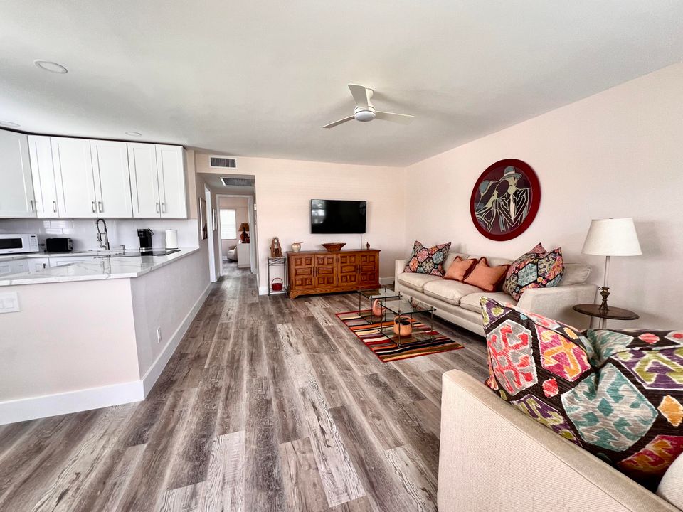 Active With Contract: $3,000 (2 beds, 1 baths, 840 Square Feet)