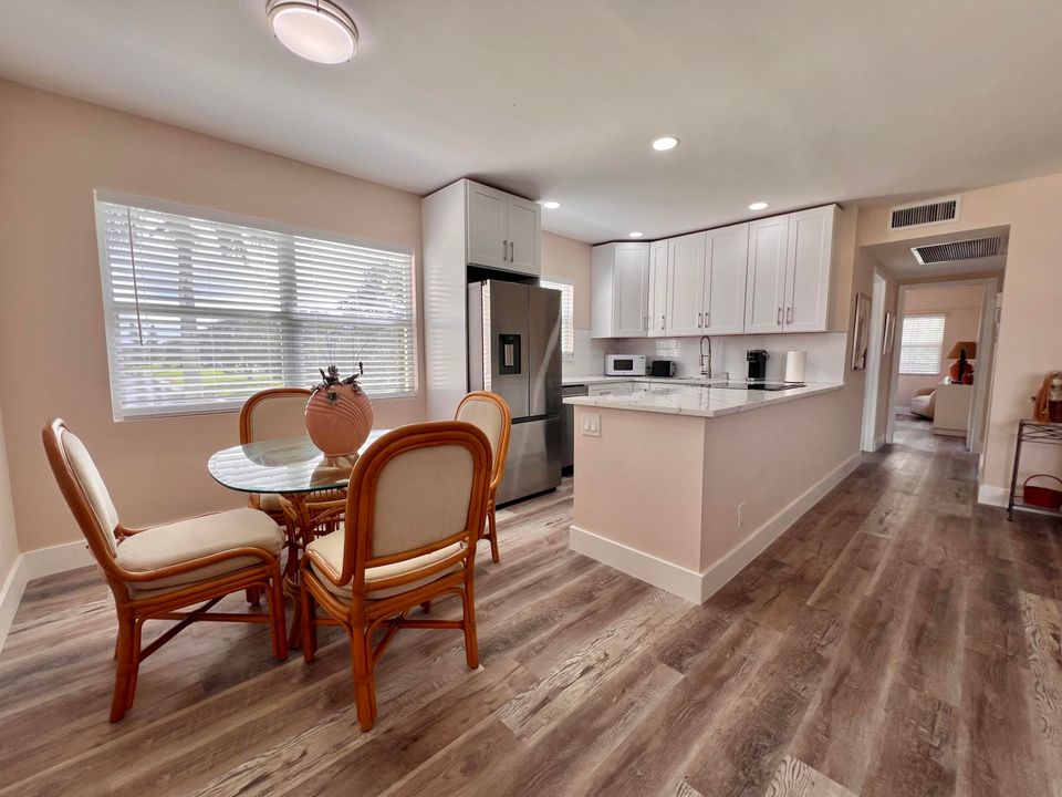 Active With Contract: $3,000 (2 beds, 1 baths, 840 Square Feet)