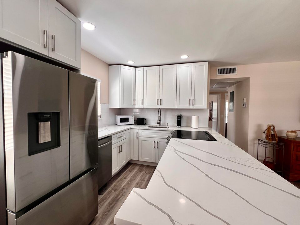 Active With Contract: $3,000 (2 beds, 1 baths, 840 Square Feet)