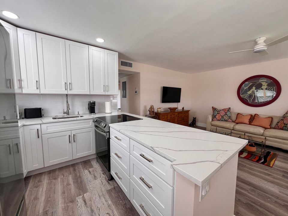 Active With Contract: $3,000 (2 beds, 1 baths, 840 Square Feet)