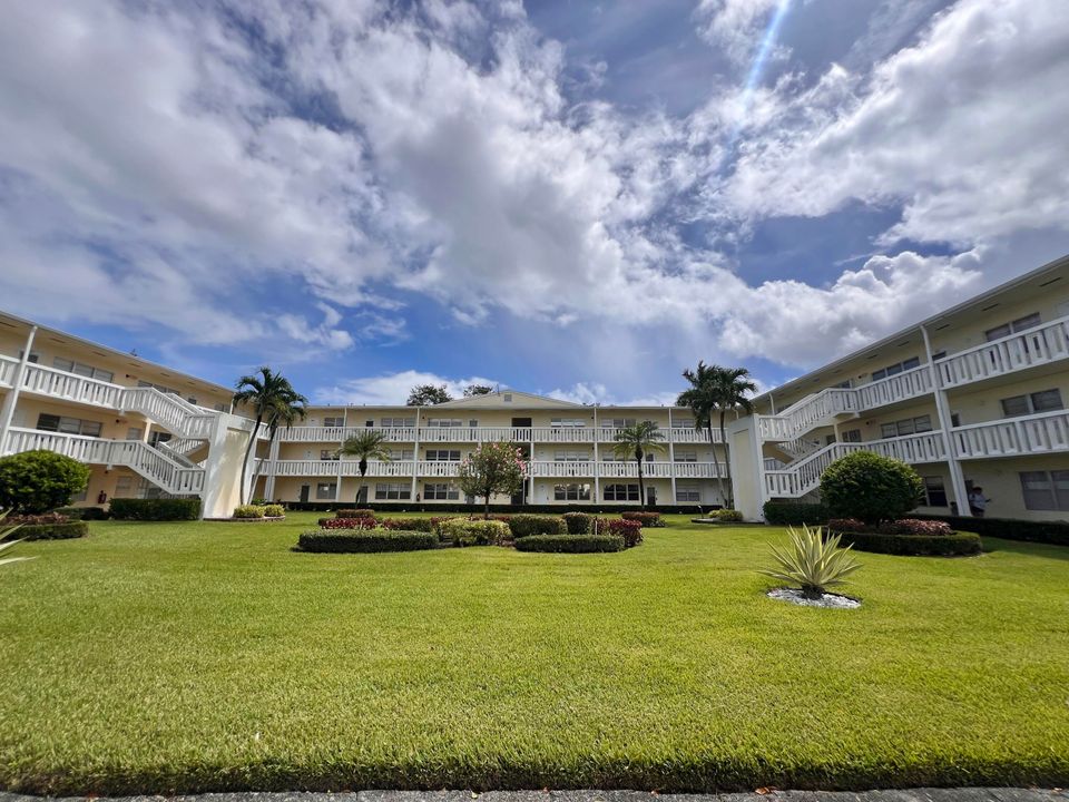 Active With Contract: $3,000 (2 beds, 1 baths, 840 Square Feet)