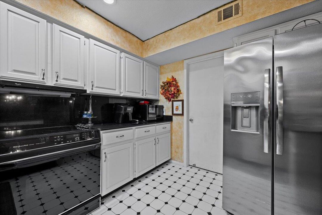 Active With Contract: $250,000 (3 beds, 2 baths, 1551 Square Feet)