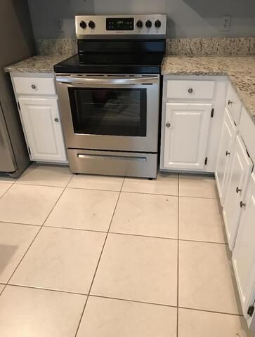 Под контрактом: $2,500 (3 спален, 2 ванн, 1300 Квадратных фут)