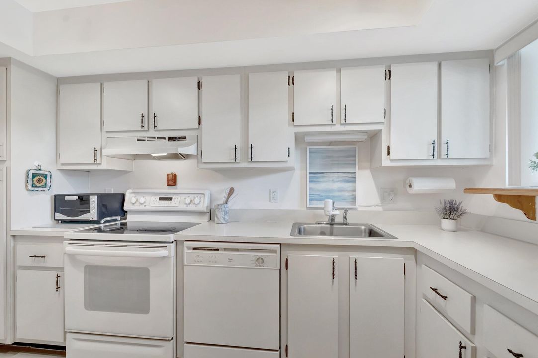 Active With Contract: $99,990 (2 beds, 2 baths, 1092 Square Feet)