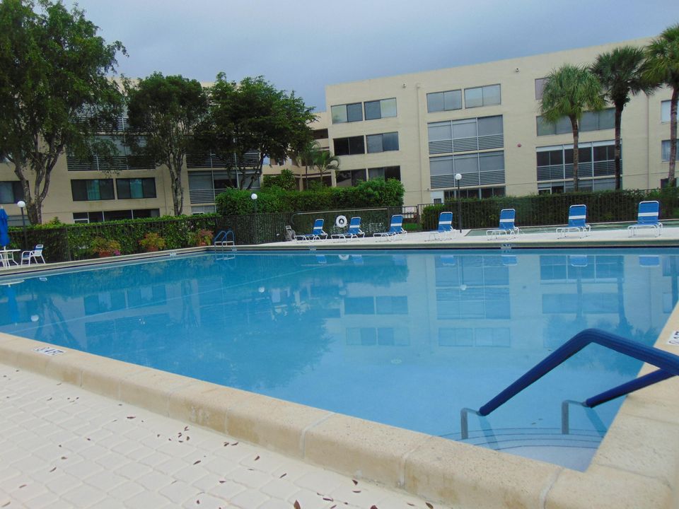 Active With Contract: $99,990 (2 beds, 2 baths, 1092 Square Feet)