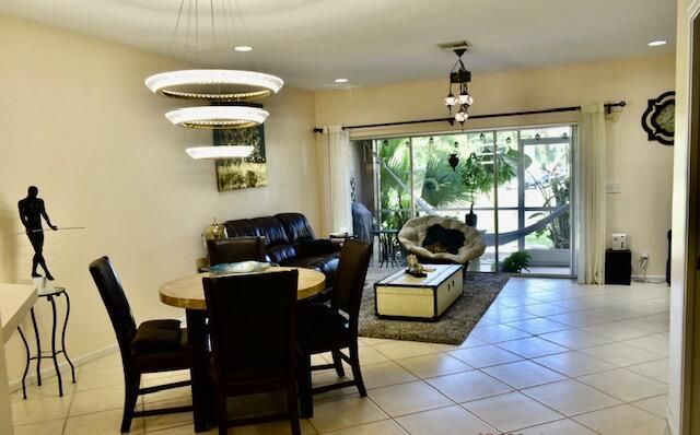 合同活跃: $2,525 (2 贝兹, 2 浴室, 1130 平方英尺)