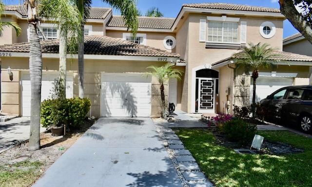 合同活跃: $2,525 (2 贝兹, 2 浴室, 1130 平方英尺)