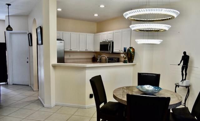 合同活跃: $2,525 (2 贝兹, 2 浴室, 1130 平方英尺)