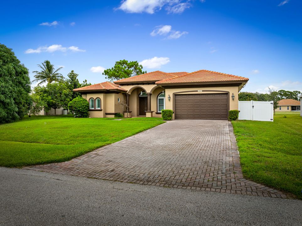 Под контрактом: $550,000 (4 спален, 3 ванн, 2710 Квадратных фут)