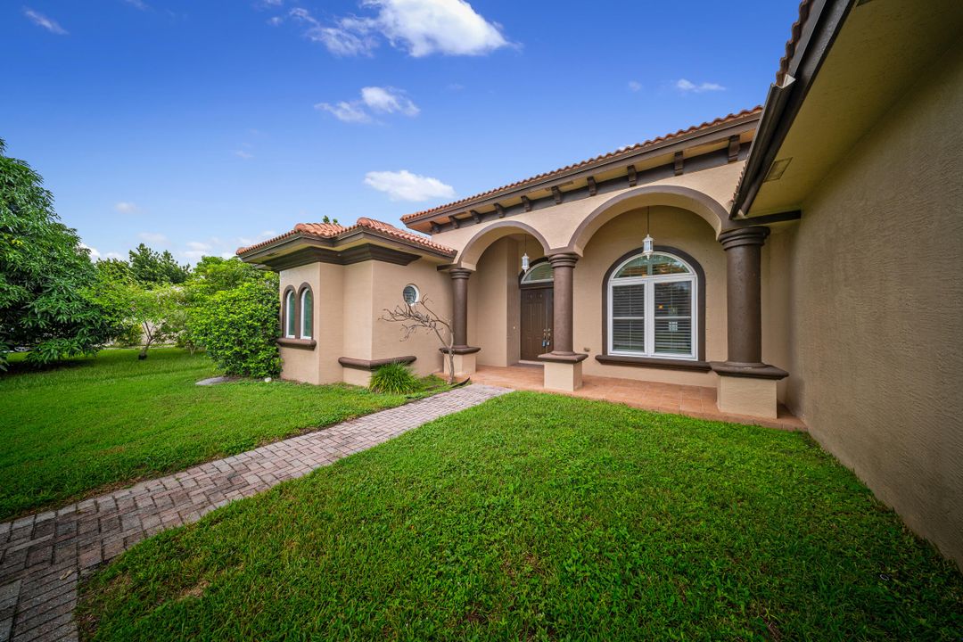 Под контрактом: $550,000 (4 спален, 3 ванн, 2710 Квадратных фут)