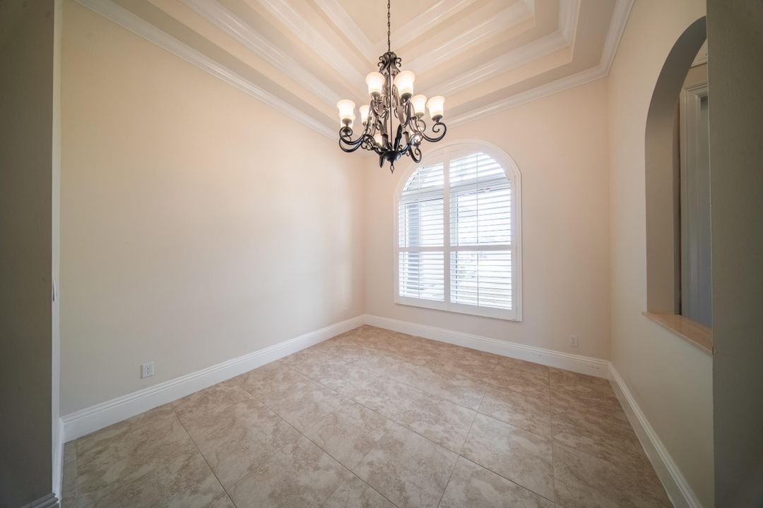 Под контрактом: $550,000 (4 спален, 3 ванн, 2710 Квадратных фут)