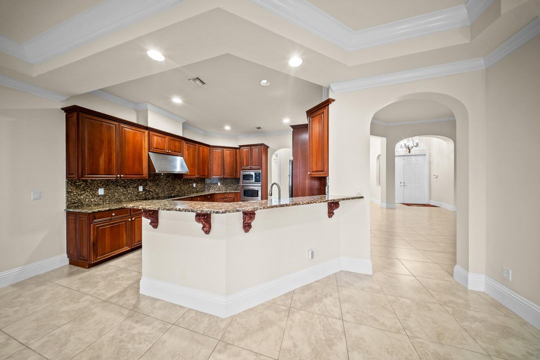 Под контрактом: $550,000 (4 спален, 3 ванн, 2710 Квадратных фут)