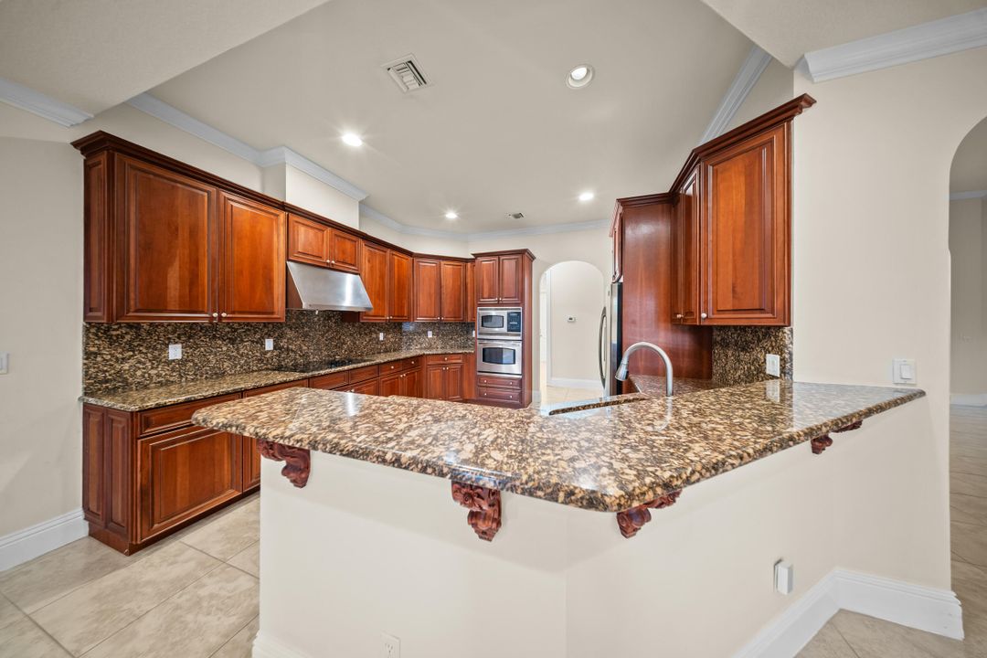 Под контрактом: $550,000 (4 спален, 3 ванн, 2710 Квадратных фут)