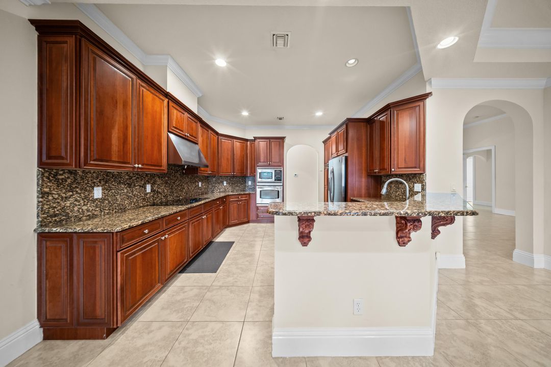 Под контрактом: $550,000 (4 спален, 3 ванн, 2710 Квадратных фут)