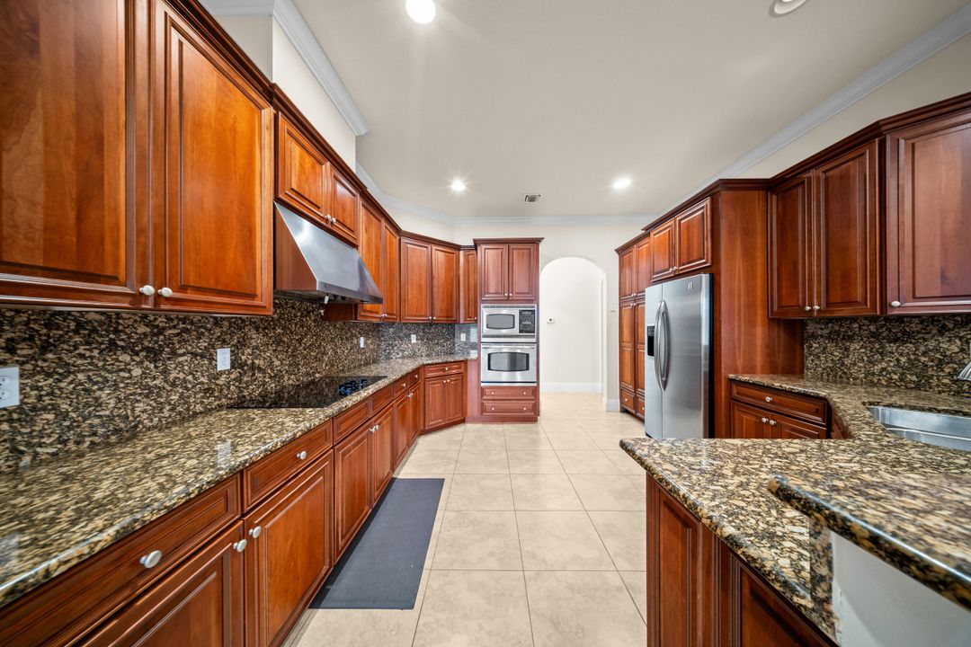 Под контрактом: $550,000 (4 спален, 3 ванн, 2710 Квадратных фут)