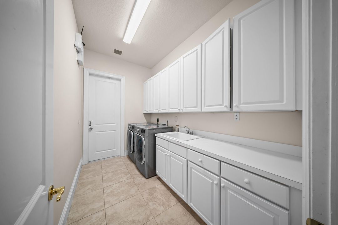 Под контрактом: $550,000 (4 спален, 3 ванн, 2710 Квадратных фут)