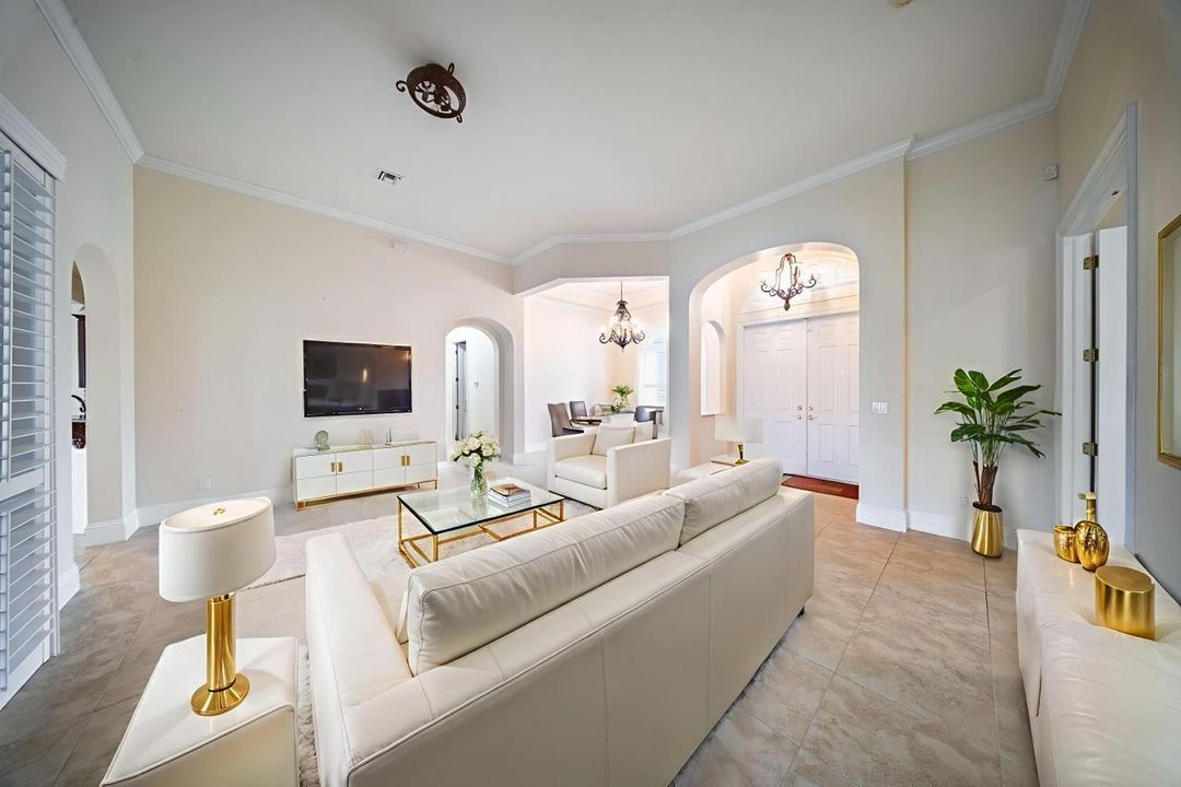 Под контрактом: $550,000 (4 спален, 3 ванн, 2710 Квадратных фут)