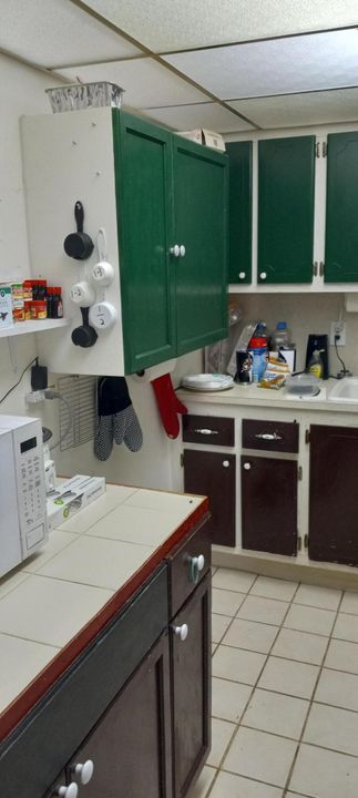 For Sale: $76,900 (2 beds, 1 baths, 819 Square Feet)