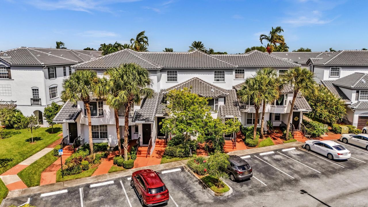 合同活跃: $2,600 (3 贝兹, 3 浴室, 1212 平方英尺)