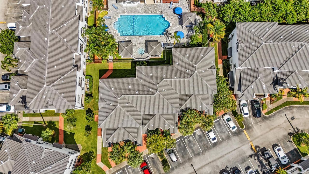 合同活跃: $2,600 (3 贝兹, 3 浴室, 1212 平方英尺)