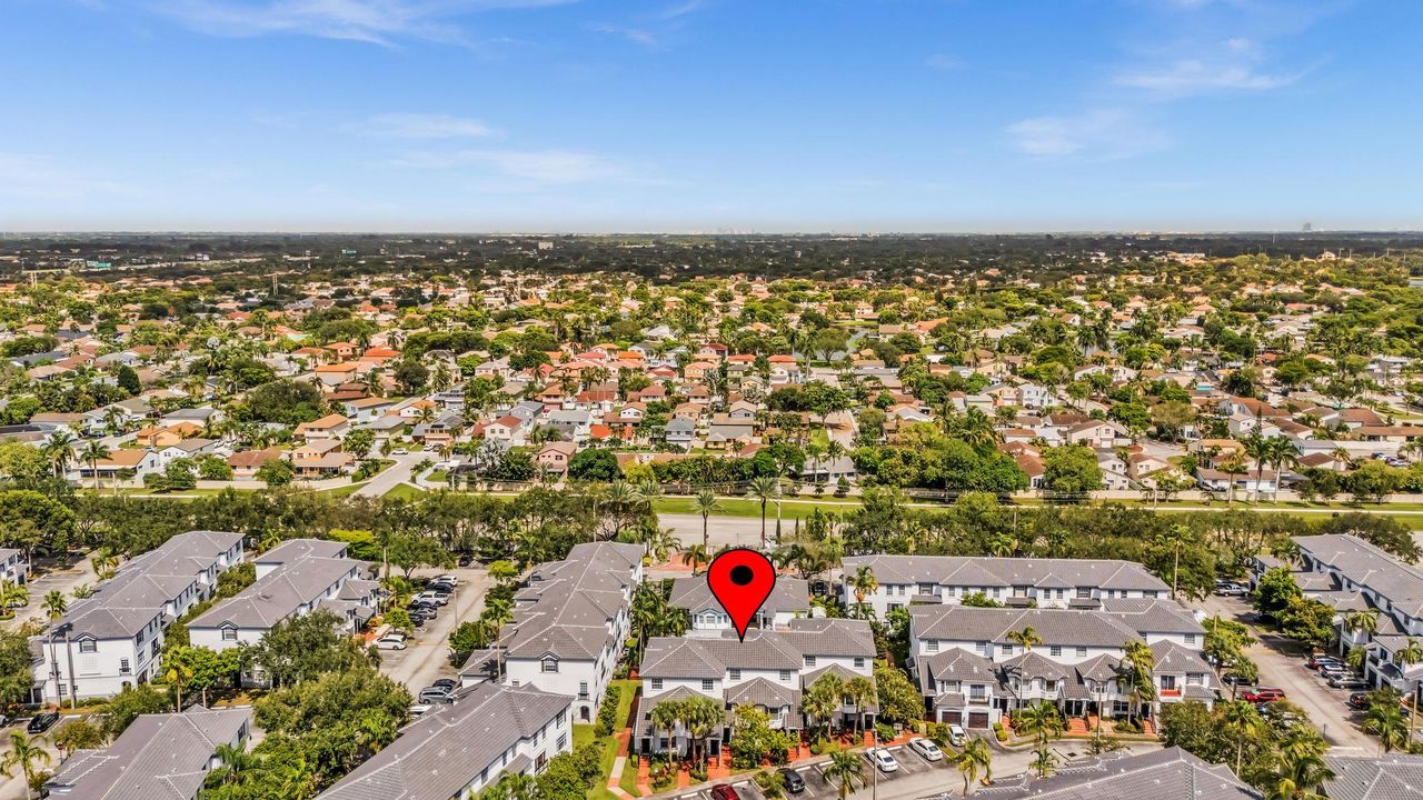 合同活跃: $2,600 (3 贝兹, 3 浴室, 1212 平方英尺)