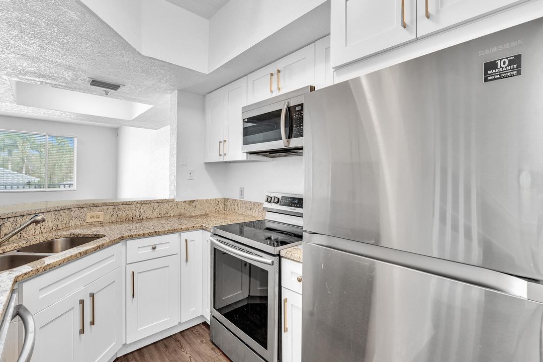 合同活跃: $2,600 (3 贝兹, 3 浴室, 1212 平方英尺)