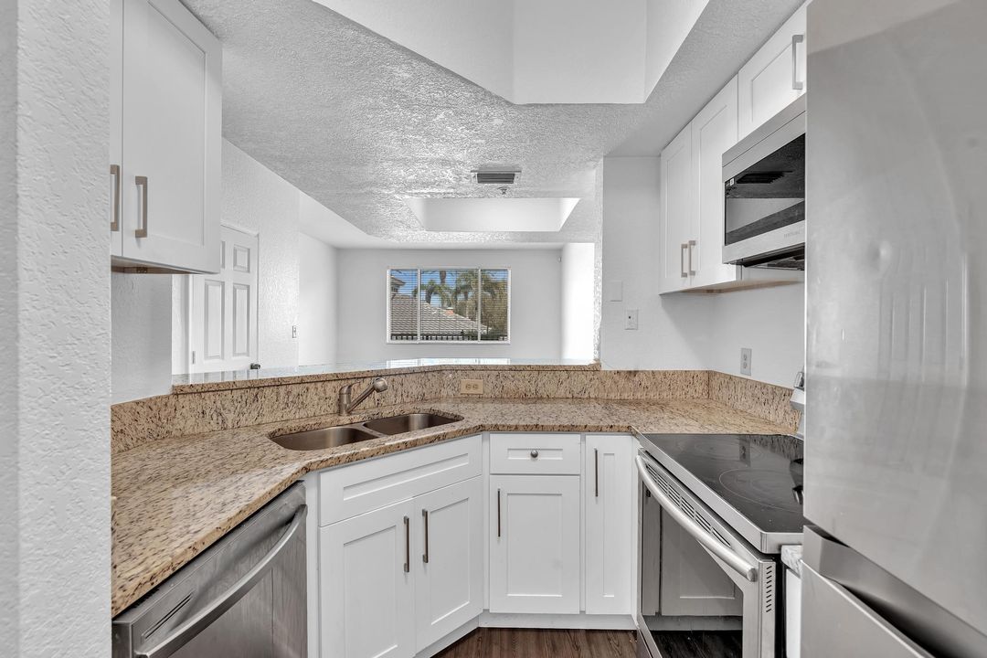 合同活跃: $2,600 (3 贝兹, 3 浴室, 1212 平方英尺)