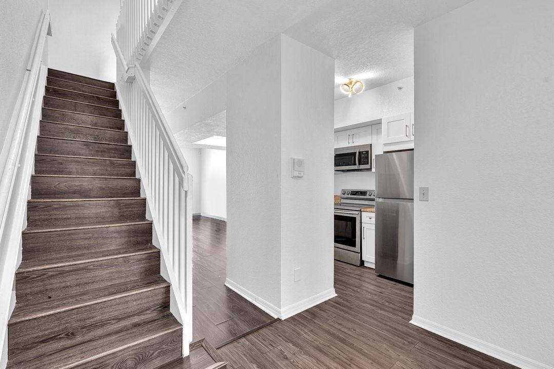 合同活跃: $2,600 (3 贝兹, 3 浴室, 1212 平方英尺)