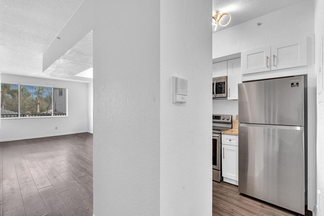 合同活跃: $2,600 (3 贝兹, 3 浴室, 1212 平方英尺)