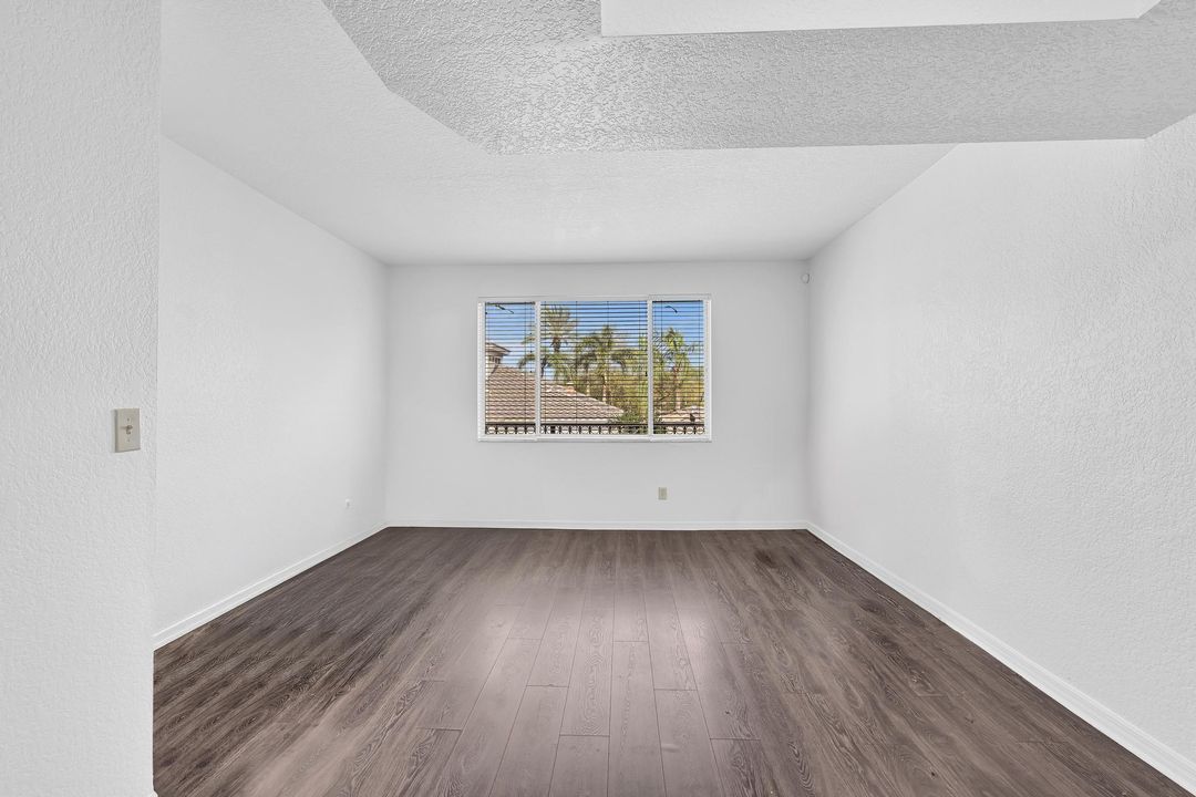 合同活跃: $2,600 (3 贝兹, 3 浴室, 1212 平方英尺)