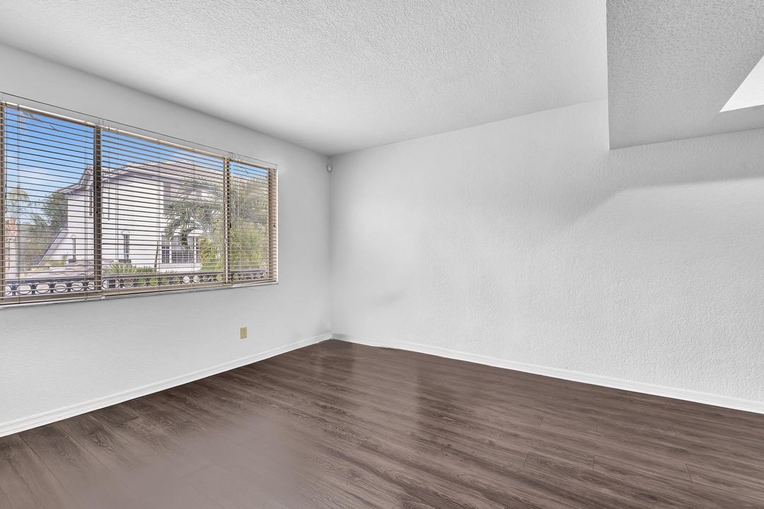 合同活跃: $2,600 (3 贝兹, 3 浴室, 1212 平方英尺)