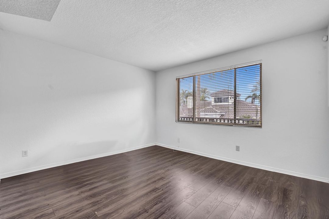 合同活跃: $2,600 (3 贝兹, 3 浴室, 1212 平方英尺)