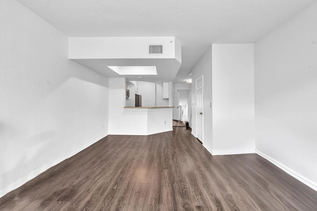 合同活跃: $2,600 (3 贝兹, 3 浴室, 1212 平方英尺)