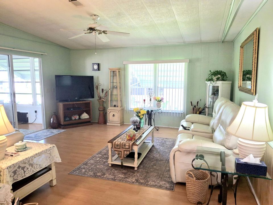 На продажу: $179,900 (2 спален, 2 ванн, 936 Квадратных фут)