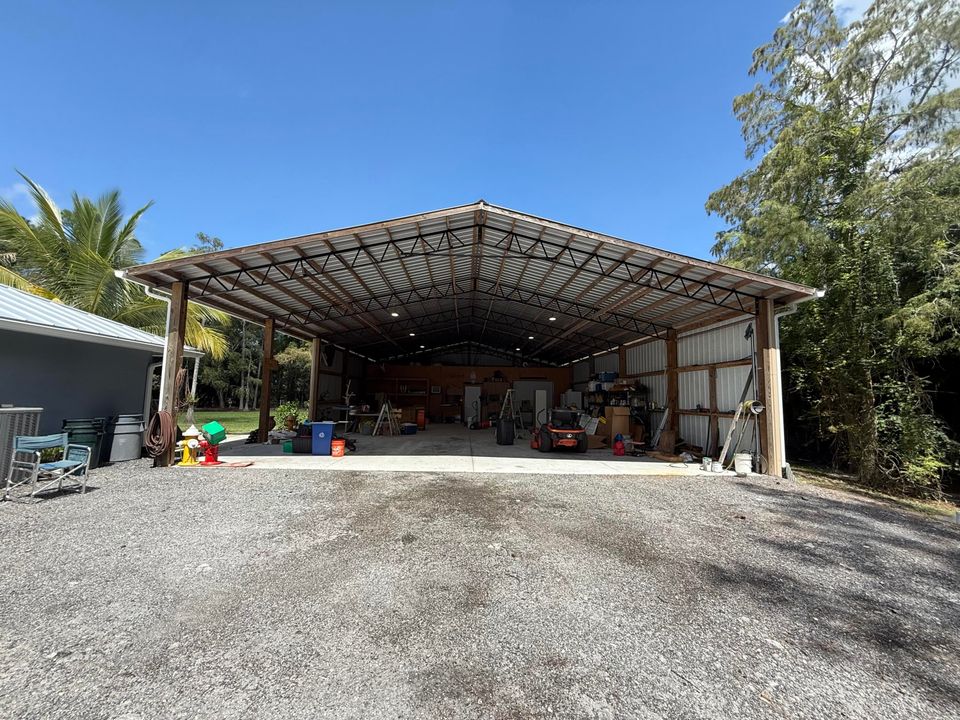 合同活跃: $999,999 (3 贝兹, 2 浴室, 2114 平方英尺)