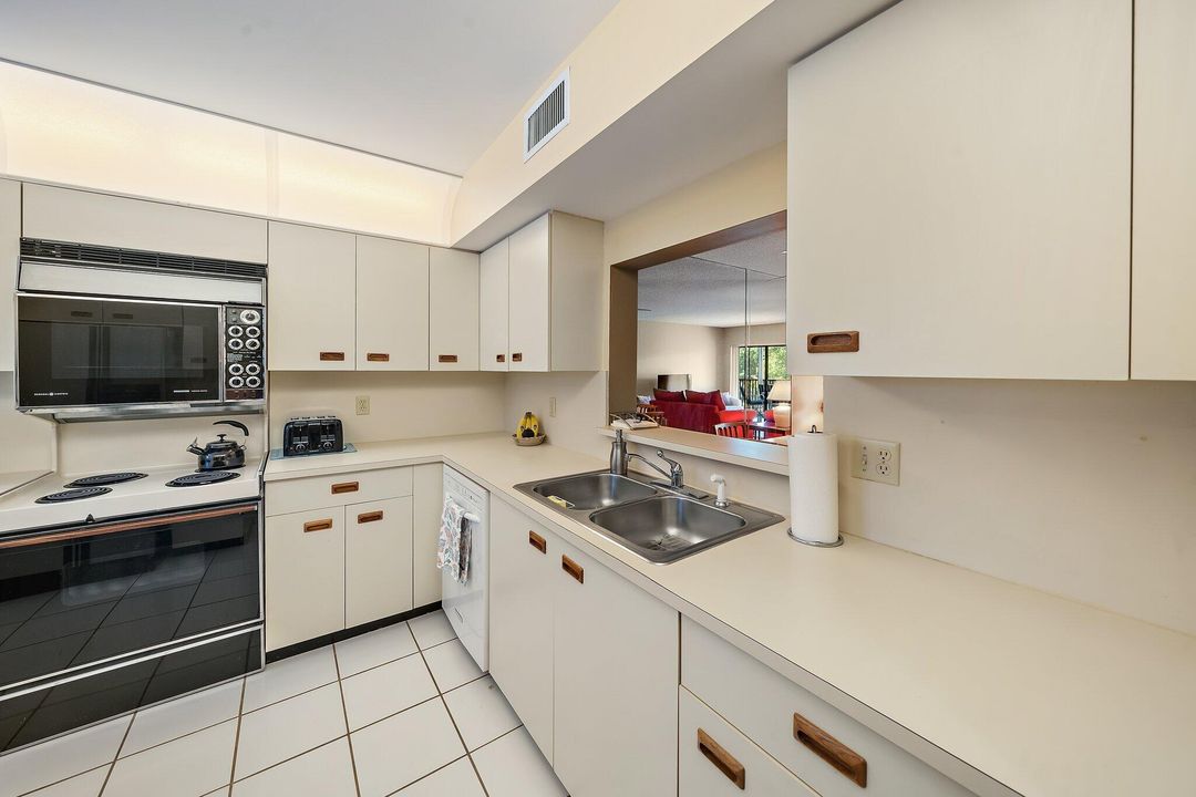 待售: $329,000 (2 贝兹, 2 浴室, 1230 平方英尺)