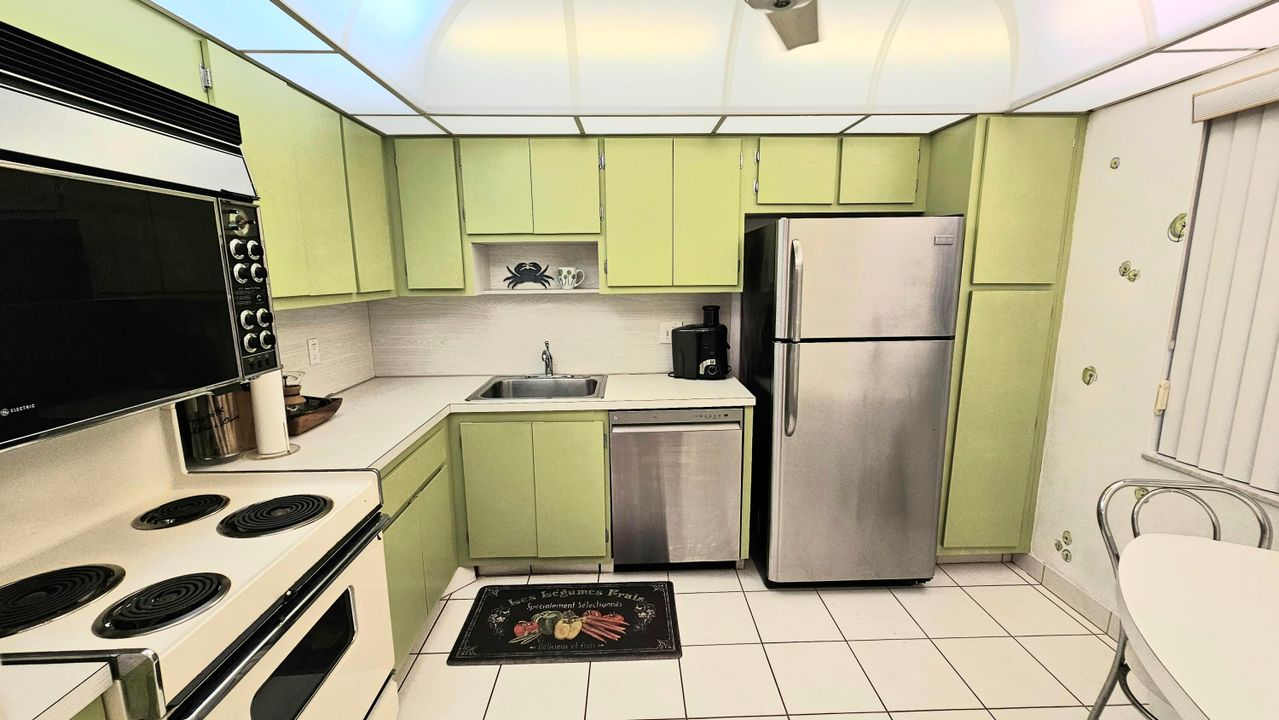 合同活跃: $2,500 (3 贝兹, 2 浴室, 1390 平方英尺)