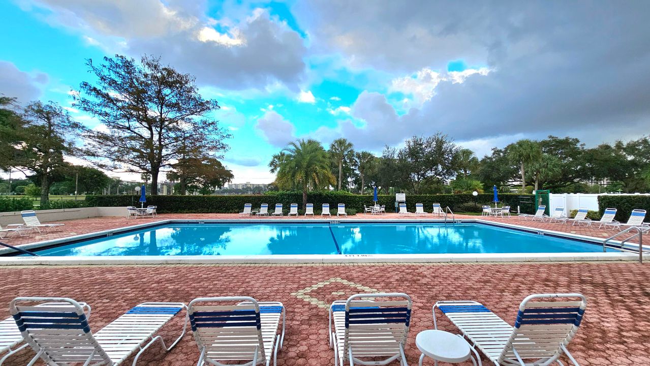 合同活跃: $2,500 (3 贝兹, 2 浴室, 1390 平方英尺)