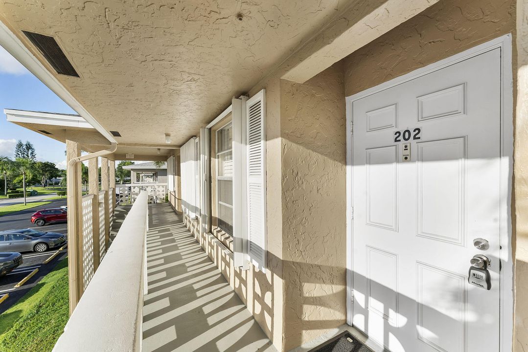 Active With Contract: $2,100 (2 beds, 2 baths, 1167 Square Feet)