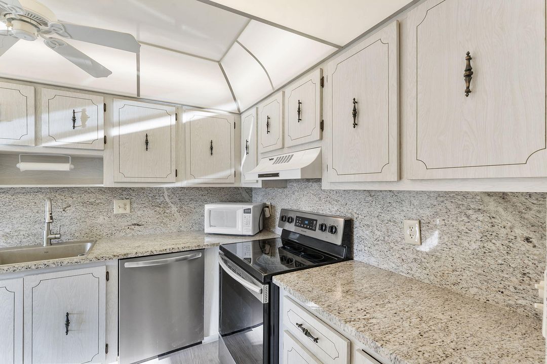 Active With Contract: $2,100 (2 beds, 2 baths, 1167 Square Feet)