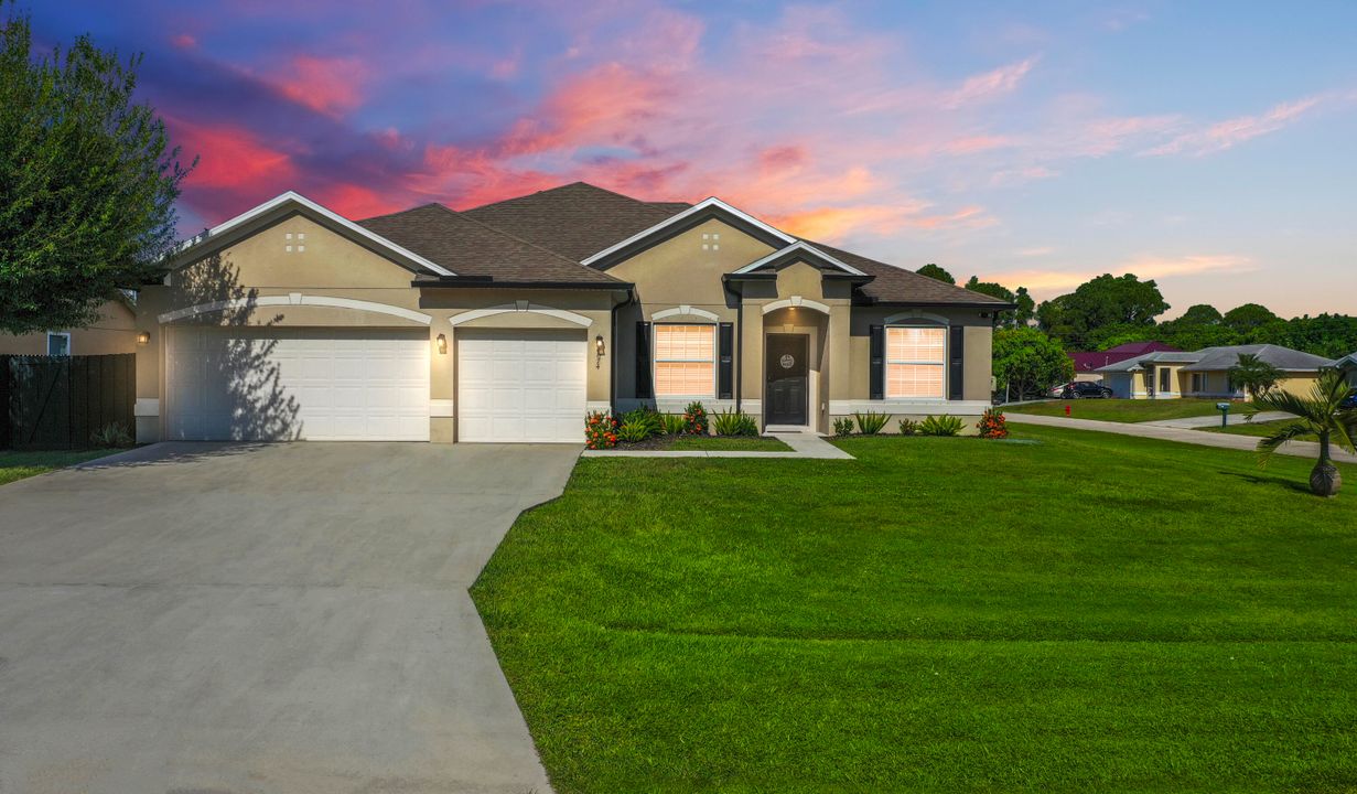 合同活跃: $549,000 (4 贝兹, 3 浴室, 2456 平方英尺)