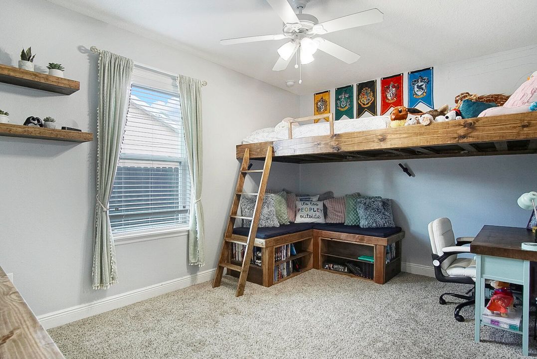 合同活跃: $549,000 (4 贝兹, 3 浴室, 2456 平方英尺)