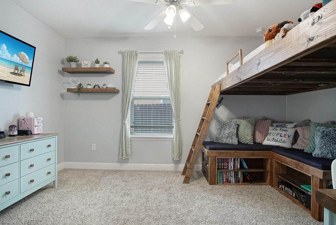 合同活跃: $549,000 (4 贝兹, 3 浴室, 2456 平方英尺)