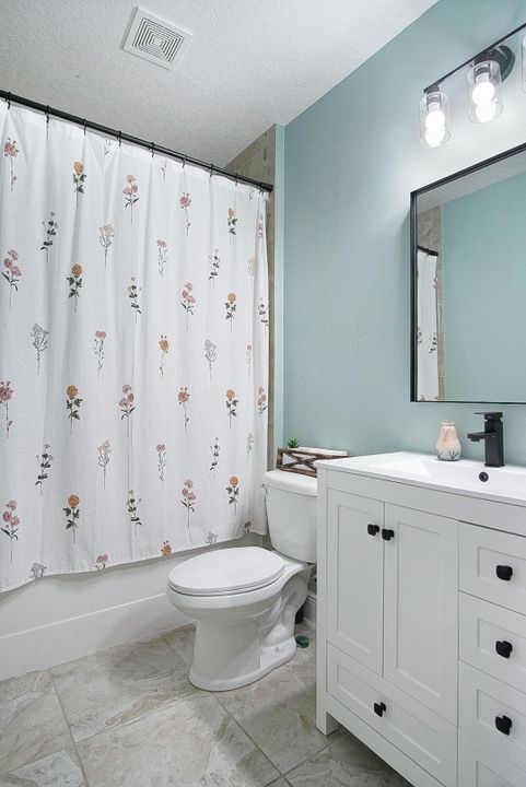 合同活跃: $549,000 (4 贝兹, 3 浴室, 2456 平方英尺)